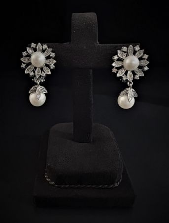 Boucles d'oreilles avec Perles et Diamants
    